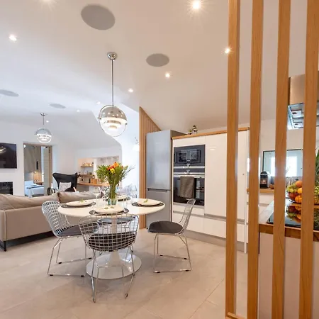 Cozy 2-br 1 Min From The Beaches