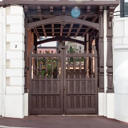 Cozy 2-br 1 Min From The Beaches 公寓 *